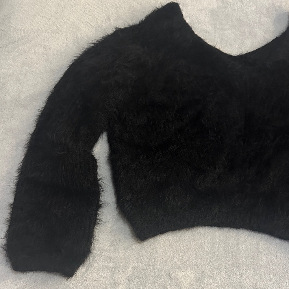 PrettyLittleThing Cropped Fuzzy Sweater - Picture 4 of 4